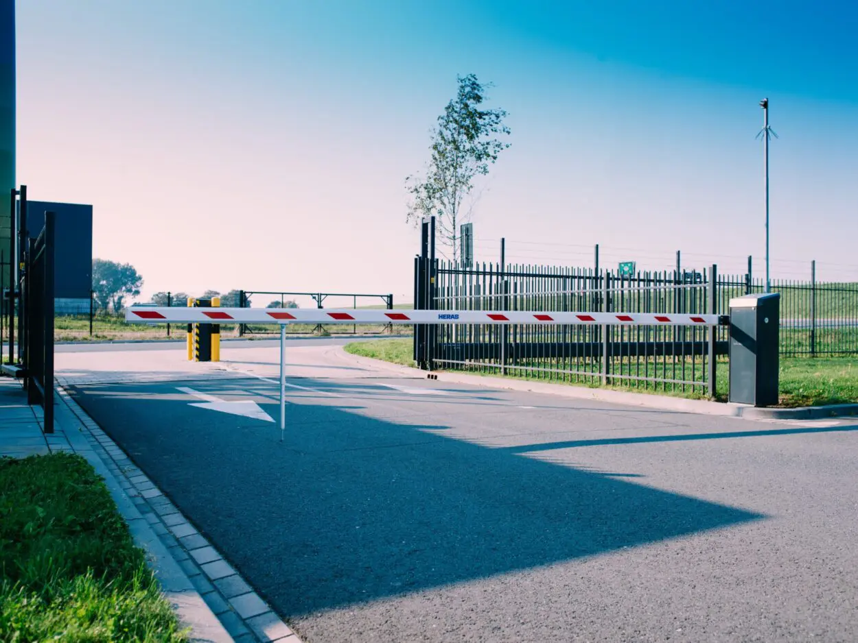 Schrankenanlage an der Zufahrt zu einem eingezäunten Firmengelände