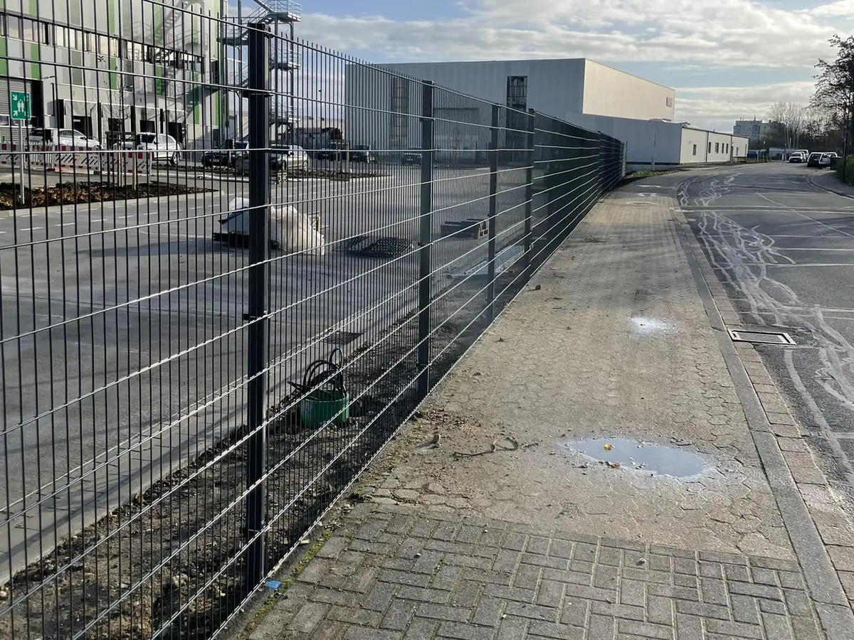 Lange Zaunlinie im Gewerbegebiet Kerpen